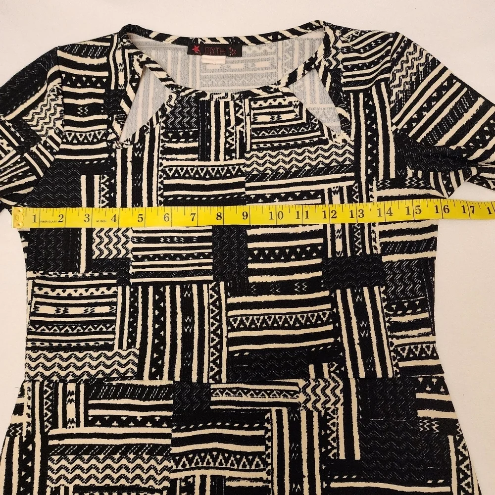 Black and White Abstract Print Dress - Picture 6 of 12